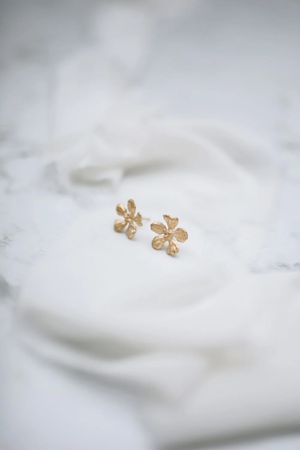 Motif Floral, hand-embroidered silk ribbon and bridal accessory