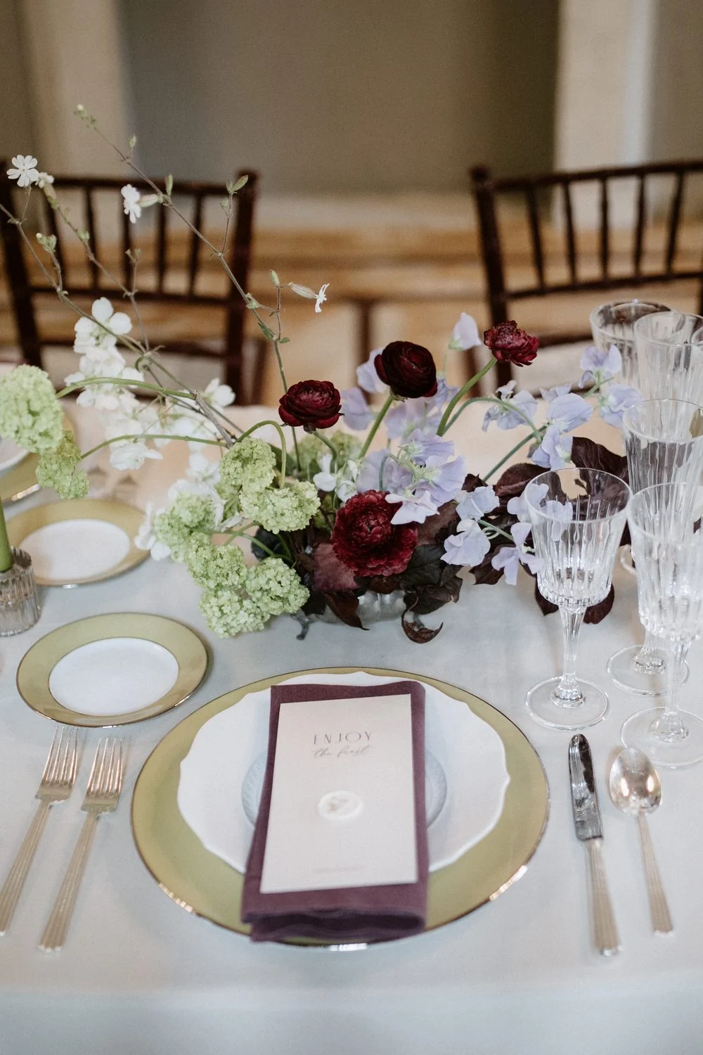 Table setting with painted porcelain and a low arrangement